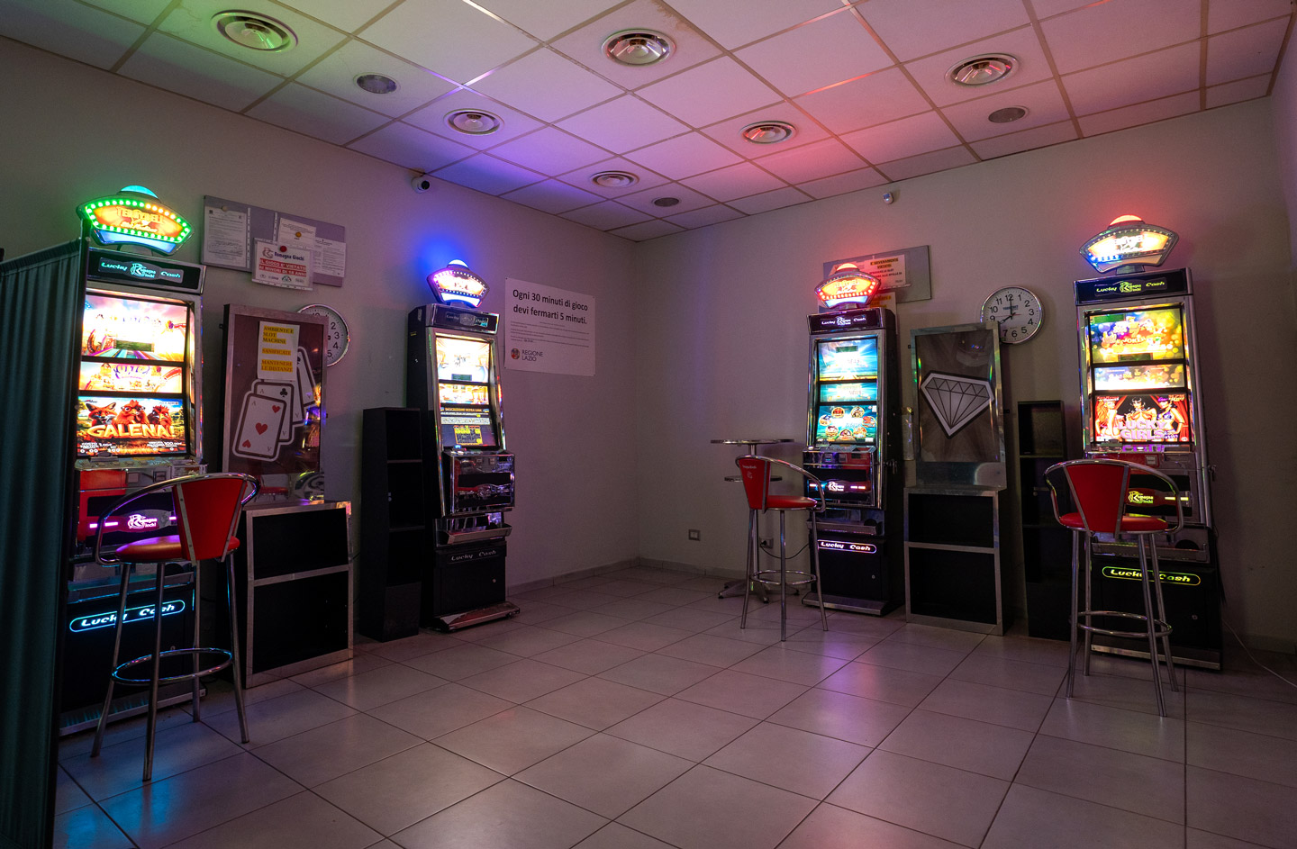 Foto dell'ambiente della sala slot alla Tabaccheria 4.0. Sono presenti 4 slot per giocare.